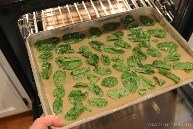 #denigris1889 Parmesan-vinaigrette baked spinach chips – oven ©nwafoodie #ItalianVinegar #DrizzleFlavor